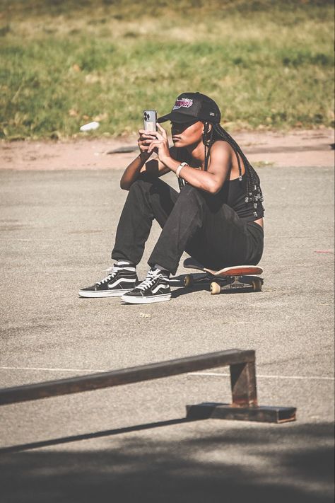 Female Skateboarder Aesthetic, Skate Outfits Women, Skate Aesthetic Girl, Skateboard Poses, Female Skateboarder, Personality Collage, Skater Style Outfits, Skatepark Photoshoot, Skater Photography