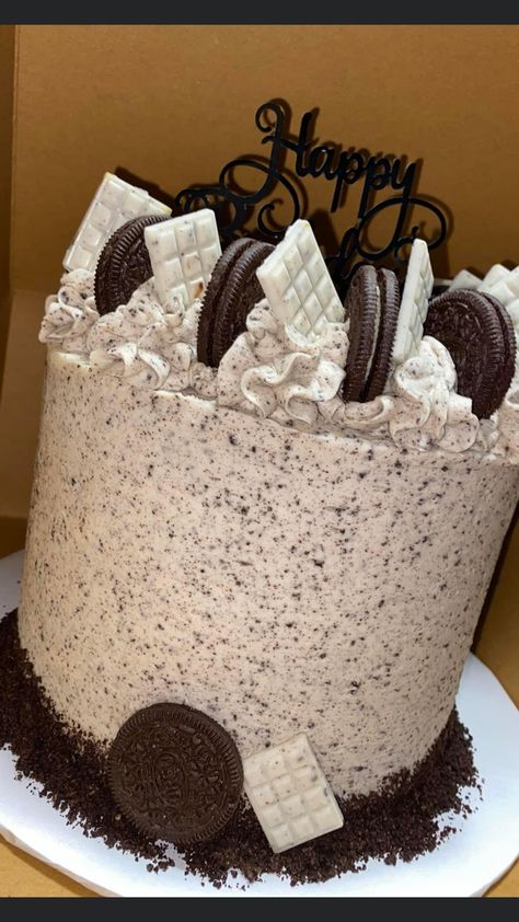 Cake Design For Beginners, Birthday Cakes Oreo, Easy Oreo Birthday Cake, Birthday Cake Oreo Recipes, Oreo Bday Cake, Oreo Cake Designs, Chocolate Oreo Birthday Cake Ideas, Oreo Birthday Cake, Chocolate Covered Desserts