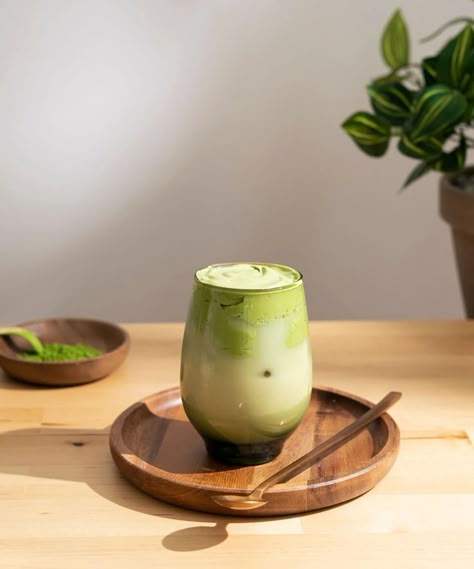 Matcha Photoshoot, Iced Matcha Latte Aesthetic, Dalgona Coffee Recipes, Strawberries With Sugar, Matcha Latte Aesthetic, Ice Matcha, Freeze Strawberries, Matcha Oats, Holistic Nutrition Recipes