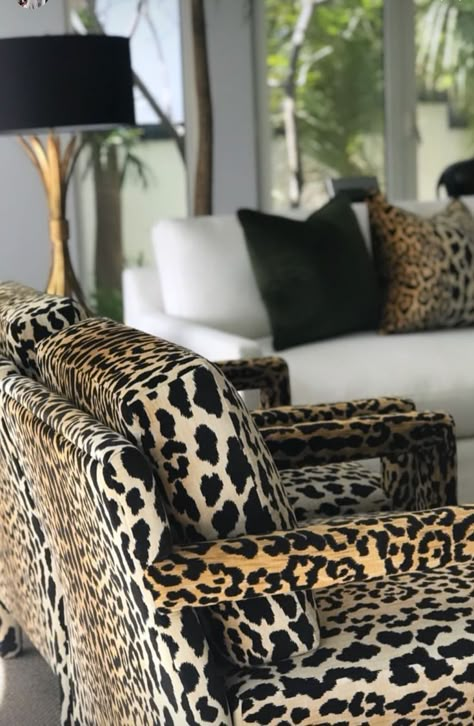 Leopard Bedroom, Leopard Home Decor, House Trends, Animal Print Furniture, Chic Apartment, 80s Interior, Black And White Living Room, Glam Living, Colourful Hair