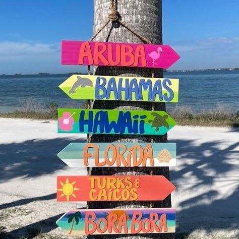 Wooden Arrow Signs Ideas, Random Diys, Decoration Surf, Direction Sign, Beach Wall Collage, Cute Summer Wallpapers, Summer Things, Beach Room, Shotting Photo