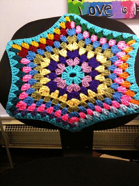 office chair crochet cover... I'm not sure I like the star look, but I do like the idea of covering my ugly office chair... Chair Crochet, Crochet Chair, Eames Office Chair, Yarn Scraps, Office Chair Cover, Crochet Cover, Scrap Yarn, Yarn Patterns, Crochet Hexagon