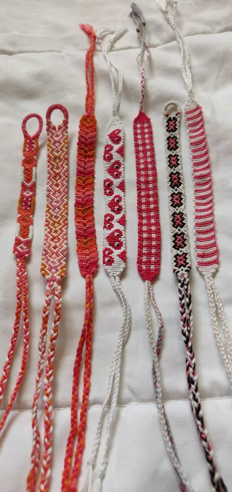 Ultimate Guide: Easy Friendship Bracelet Patterns for Beginners Summer Friendship Bracelets Pattern, Simple Friendship Bracelet Patterns, Bracelet Patterns For Beginners, Bracelet Patterns Easy, Cool Friendship Bracelets, Diy Bracelets With String, Friendship Bracelets Easy, String Bracelet Patterns, Knotted Bracelet