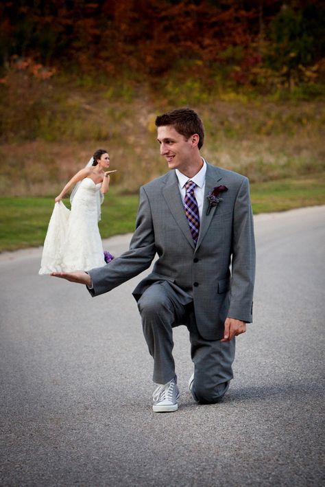 St. Louis wedding photo. Just a cute idea. :-) http://www.soulscapesphotography.com Wedding Picture Poses, Pose Fotografi, Wedding Scene, Wedding Couple Poses, Foto Tips, Wedding Photos Poses, Wedding Photography Poses, Pre Wedding Photoshoot, Wedding Humor