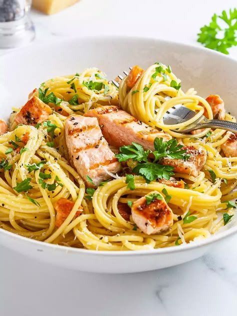 Smoked Salmon Carbonara, Salmon Carbonara, Italian Carbonara Recipe, Pasta Without Cream, Smoked Salmon Pasta Recipes, Salmon Pasta Recipe, Salmon Spaghetti, Seafood Soups, Salmon Pasta Recipes