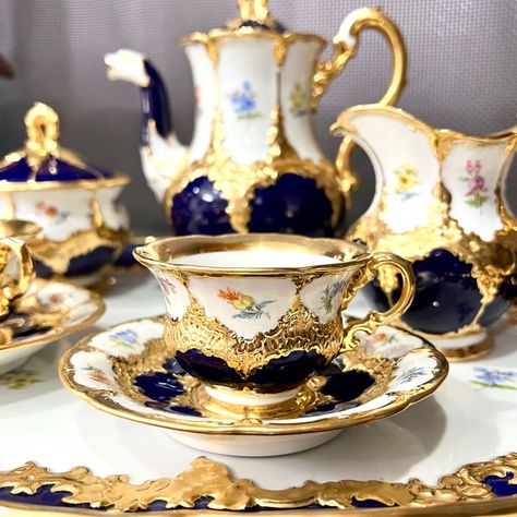 Fancy Tea Cups, Vintage Tea Cup Set, Porcelain Tea Cups, Vintage Tea Time, Fancy Tea, Dinnerware Set Modern, Vintage Tea Parties, Crockery Design, Antique Tea Sets