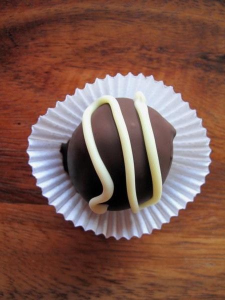 Easy Chocolate Truffles - The Kitchen Magpie Cream Cheese Truffles, Easy Chocolate Truffles, Cheese Truffles, No Bake Truffles, Brownie Truffles, Easy Truffles, Truffle Pasta, Two Ingredient, Candy Truffles