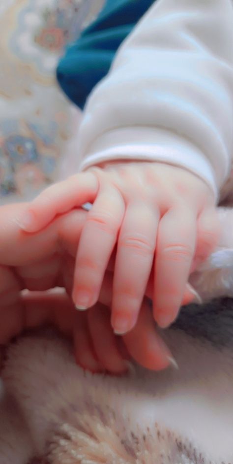 Mom Dad Baby, Cute Babies Photography, Newborn Photography Poses, Hand Photography, Cute Images For Dp, Hand Photo