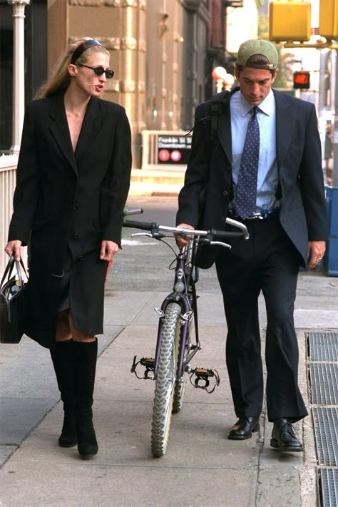 Why Carolyn Bessette Kennedy’s Style Stands the Test of Time | Vanity Fair Carolyn Bassette, Caroline Bessette, 90s Couples, Kaptan Jack Sparrow, Carolyn Bessette, Walking Down The Street, Jfk Jr, Woman Walking, Stylish Couple