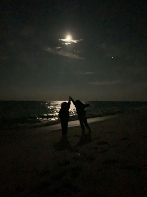 beach at night Dark Beach, Ocean At Night, Beach At Night, Dark Paradise, Couples Vibe, Night Scenery, My Idea, Cinematic Photography, Summer Dream