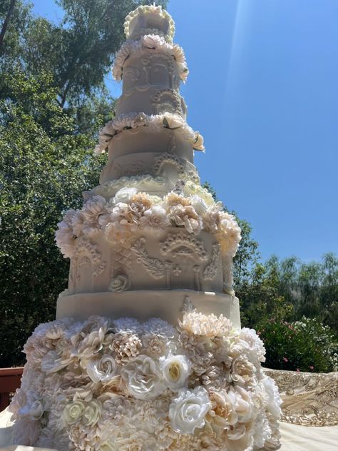 The best faux cake ever Massive Wedding Cake, Wedding Cake Big, Giant Castle, Extravagant Cakes, Huge Wedding Cakes, Cake Luxury, Castle Wedding Cake, Fairy Tale Wedding Cake, Fake Wedding Cakes