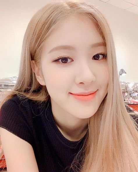 Rosé https://familytron.com/rose/ Blackpink Selca, Rosé Instagram Update, Comfort Person, Rose Makeup, Rose And Rosie, Valentines Day Makeup, Rosé Instagram, Park Rosé, Cute Rose