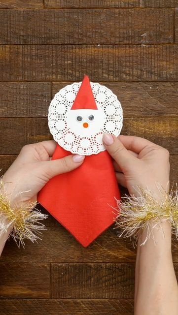 Xmas Serviette Ideas, Christmas Napkin Crafts, Cool Christmas Decorations, Kersfees Idees, Beautiful Napkin Folding, Christmas Food Crafts, Easy Diy Hacks, Cool Christmas, Handmade Christmas Crafts