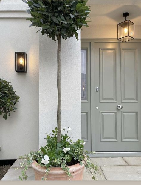 Paint Front Door, Renovation Facade, Exterior Door Styles, External Design, Victorian Front Doors, Cottage Front Doors, Front Door Inspiration, Front Door Steps, Traditional Front Doors