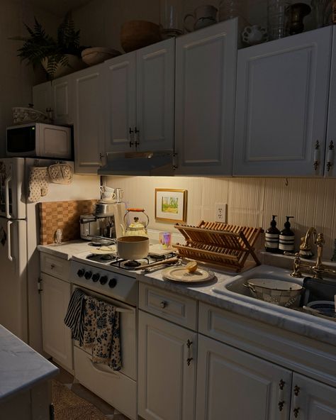 White oak and white kitchen, modern minimalist kitchen, kitchen island dining table, kitchen ideas modern luxury Small Cozy Apartment Kitchen, All White Kitchen With Pop Of Color, Table Kitchen Ideas, Oak And White Kitchen, Kitchen Modern Minimalist, White Kitchen Modern, Small Cozy Apartment, Modern Vintage Kitchen, Classy Apartment