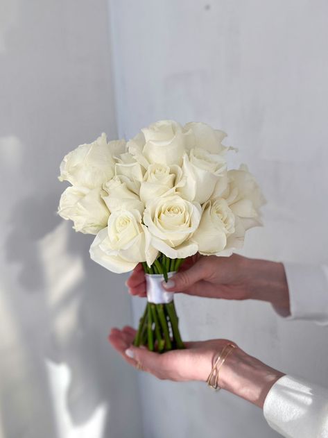 Simple Rose Bouquet Wedding, Small White Rose Bouquet, Minimalist Wedding Bouquet, White And Blush Bridal Bouquet, Wedding Bouquets White, Small Wedding Bouquets, Elegant Wedding Bouquets, Blush Bridal Bouquet, White Wedding Decorations