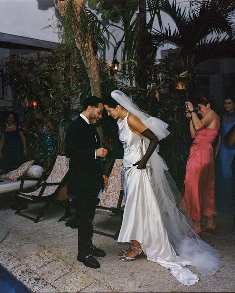 This Cartagena wedding was all about modern elegance and playful details. The bride’s satin dress, paired with sparkling heels and black sheer gloves, brought a unique flair to the celebration. The day was filled with love, laughter, and unforgettable moments! Photography @__andresrios Dress and veil @theownstudio Shoes @machandmach Black Sheer Gloves, Gloves With Dress, Outfit With Gloves, Halloween Reception, Gloves Wedding Dress, Wedding Dress Gloves, Sparkling Heels, Unique Wedding Veils, Cartagena Wedding