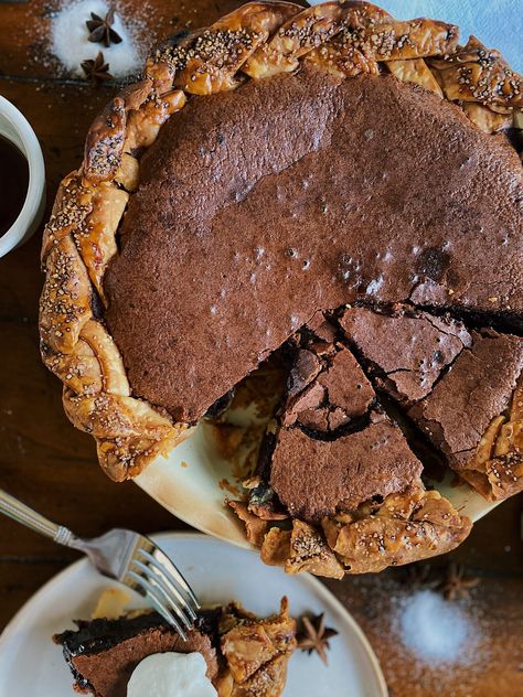 Molten Chocolate Chip Pie — Daniela's Dish Chocolate Crackle Pie, Simple Pie, Cooking Desserts, Half Baked Harvest Recipes, Chocolate Crackles, Pie Pops, Thanksgiving 2020, Molten Chocolate, Cooking Chocolate