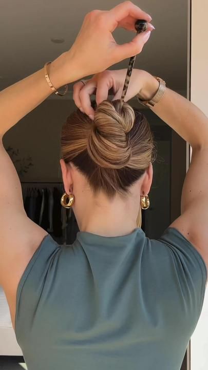 French Twist Tutorial, Garlic Knot, Wrap Ponytail, Dress Queen, Messy Bun Tutorial, Garlic Knots, French Twist Hair, Bun Tutorial, Butter Spread