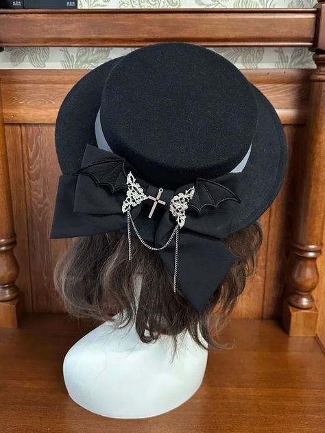 Black Hat Aesthetic, Dark Academia Hat, Gothic Hats, Hat Reference, Goth Hat, Aesthetic Hat, Types Of Hats For Women, Bat Hat, Train Hat