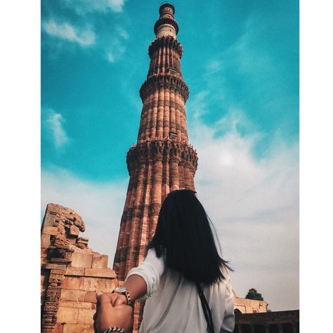 Qutab Minar, New Delhi, India 🇮🇳 Badrinath Temple, Qutab Minar, Travel Reels, Qutub Minar, Delhi Travel, India Travel Places, Travel Photoshoot, Travel Pose, Temple Photography