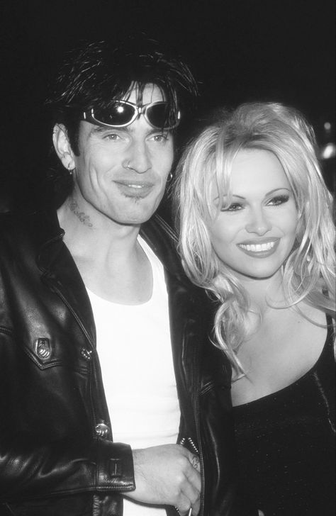 Rockstar Couples, Pamela A Love Story, Tommy And Pam, Tommy And Pamela, Tommy Lee And Pam Anderson Halloween Costume, Pamela Anderson And Tommy Lee Costume, Pam And Tommy Barb Wire, Pamela And Tommy, Tommy Lee And Pam Anderson Aesthetic