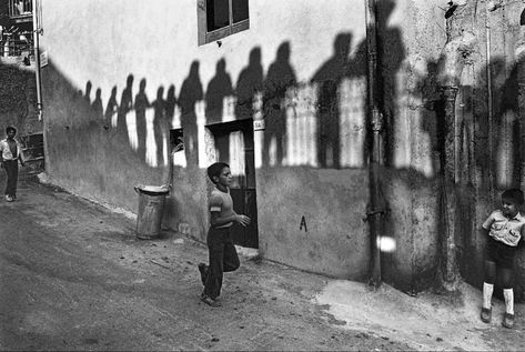 Ferdinando Scianna Lise Sarfati, Garry Winogrand, Black And White City, Henri Cartier Bresson, Photographer Portfolio, Photography Tips For Beginners, Belem, Magnum Photos, City Photography