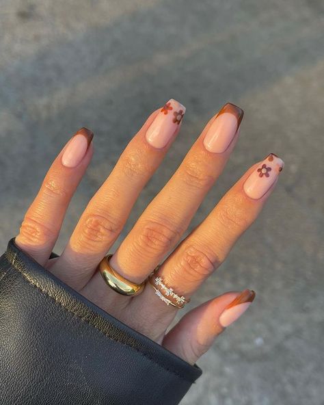 50+ Trendy Brown Nails You Need To Try This Season! - Prada & Pearls Light Brown Nails Acrylic Design, Fall Nail Designs Short Square Simple, Fall Nails With Flowers, Megan Nails, Autumnal Flowers, Nail Inspired, Brown Acrylic Nails, Brown Nails Design, Smink Inspiration