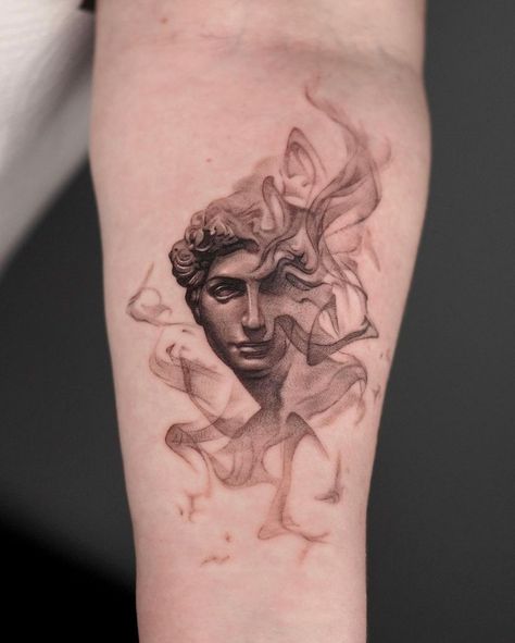 Cute Tattoos With Meaning, Surreal Tattoo, Statue Tattoo, Greek Mythology Tattoos, Muster Tattoos, Mythology Tattoos, Medusa Tattoo, Greek Tattoos, Tatuaje A Color