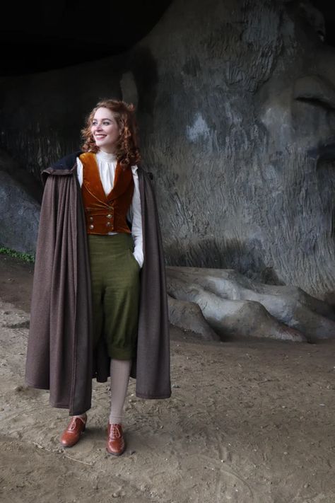 Hobbit Themed Outfit, Hobbit Vest Pattern, Hobbit Clothes Women, The Hobbit Outfits, Ren Faire Hobbit, Hobbit Apron, Dress Like A Hobbit, Casual Hobbit Outfit, Hobbit Style Clothes