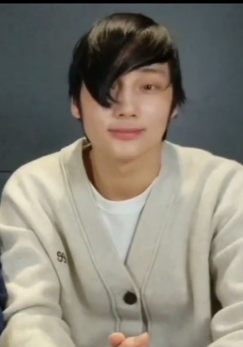 Kai emo emo emo hueningkai emo ☠️🌚🤟😝 Txt Weverse, Soobin Taehyun, Icons Random, Fresh Memes, Emo Boys, Huening Kai, Tomorrow By Together, Low Quality, Tomorrow X Together