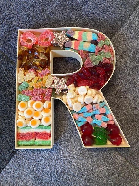 Candy Letters, Pictures Graduation, Sleepover Birthday Parties, Ideas Regalos, Snack Board, Crafts For Gifts, Letter R, Diy Crafts For Gifts