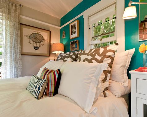 LOVE the blue/green wall and the white bedspread! Accent Wall With Window, Turquoise Bedroom Walls, Teal Accent Wall, Turquoise Accent Walls, Teal Accent Walls, Bedroom Turquoise, Minimalistic Interior, Turquoise Wall, Houses Interior