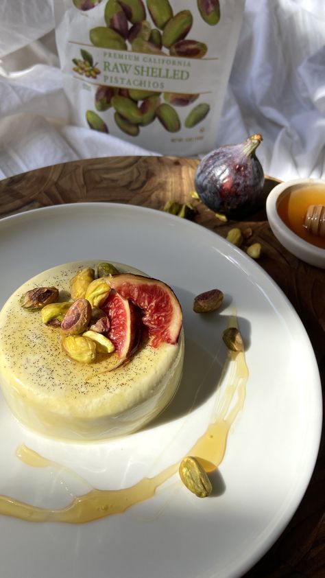 Panacota Recipe, Fig Dessert, Raw Pistachios, Roasted Figs, Panna Cotta Recipe, Pistachio Cream, Mini Desserts, Spicy Recipes, Something Sweet