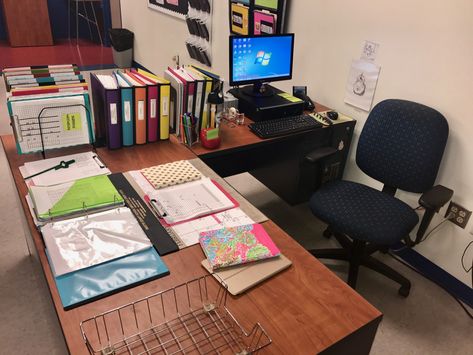 TEACHER Preschool Desk, Teacher Desk Areas, Teacher Desk Organization, Organization Life, Principals Office, Teacher Office, Teacher Desk, School Nurse, Teacher Organization