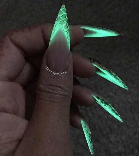 30th Nails, Glowing Nails, Medusa Nails, Glow In The Dark Nails, Alien Nails, Dark Nail Art, Rave Nails, Dark Nail Designs, Christmas Princess