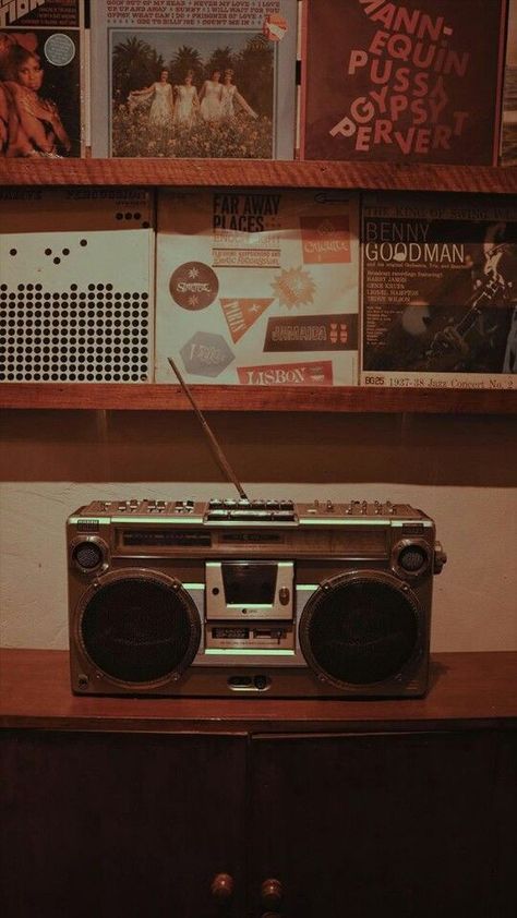 Vintage Radio Aesthetic, Radio Wallpaper, Radio Aesthetic, Musician Room, 80s Aesthetic Wallpaper, Iphone Wallpaper Music, Vinyl Aesthetic, Radio Vintage, Floral Cards Design