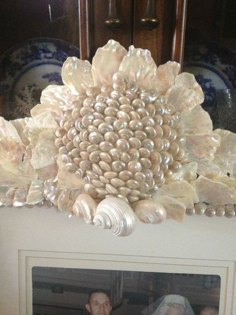 Shell Flower Arrangements, Seashells Decorations, Seashells For Sale, Shell Mirrors, Seashell Flowers, Coastal Mirrors, Shell Projects, Sea Shells Diy, Shell Ideas