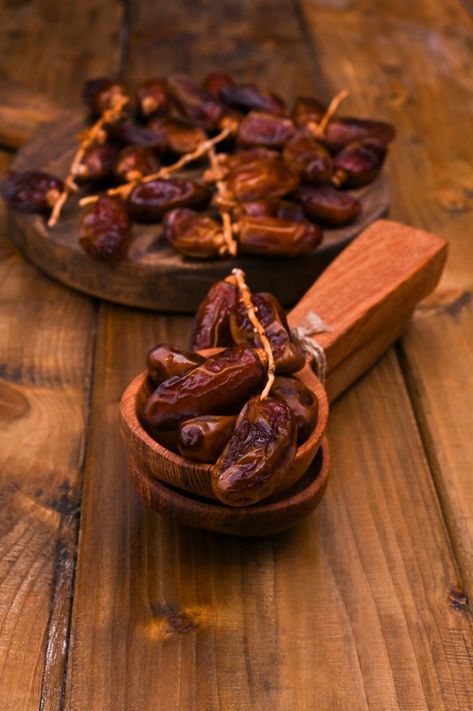 Islamic Nature, Food Photography Dessert, Burfi Recipe, Fresh Dates, Sewing Logo, Dried Dates, Wooden Platters, Healthy Food Guide, Lost 100 Pounds