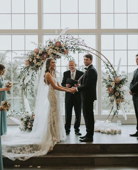 Wedding Arch Round Flowers, Wedding Altar Ideas Indoor Ceremony Arch, Circular Wedding Arch, Creepy Wedding, Circular Arch, Ceremony Archway, Wedding Miscellaneous, Backyard Wedding Ceremony, Wedding Archway