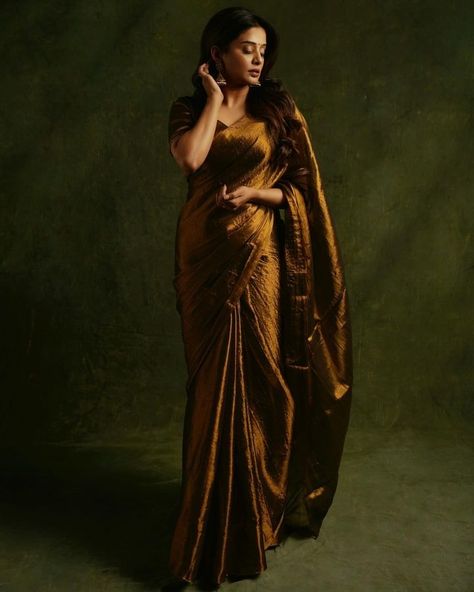 Priya Mani Raj (@pillumani) • Instagram photos and videos Priya Mani, Trending Saree, Copper Fashion, Mrunal Thakur, Saree Looks, Tissue Saree, Saree Fashion, Indian Textiles, Tamil Cinema