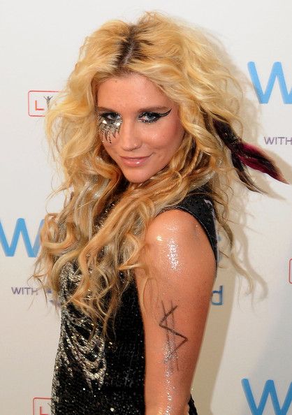 Kesha Halloween Costume, Kesha Costume, Kesha Makeup, Kesha Outfits, Kesha Concert, Kesha Hair, Beauty Mistakes, Feather Hair Extensions, Holloween Costume