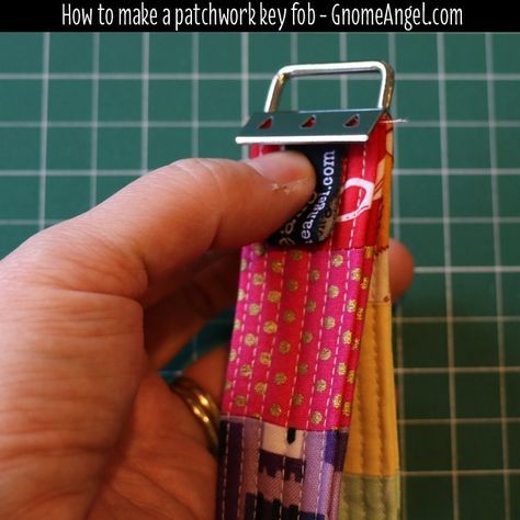 **great idea for tag placement** How to make a patchwork key fob. Tutorial by Angie Wilson of GnomeAngel.com Key Fob Tutorial, How To Make Canvas, Keychain Display, Creeper Minecraft, Wallet Tutorial, Inkle Loom, Sewing To Sell, Diy Jewelry Display, Sewing Purses