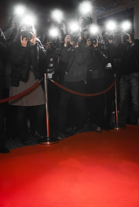 Red Carpet With Paparazzi, Red Carpet Aethstetic, Rich Hollywood Aesthetic, Walking The Red Carpet, Red Carpet Reporter Aesthetic, Red Carpet Actress, Red Carpet Event Aesthetic, Life Of A Model Aesthetic, Red Carpet Mood Board