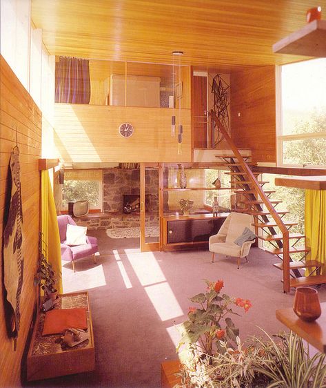 Mid century living room with loft. 70s Interior, 70s House, Retro Interior Design, 70s Home, 70s Home Decor, Dekorasi Kamar Tidur, Retro Interior, Retro Home Decor, Mid Century Modern House