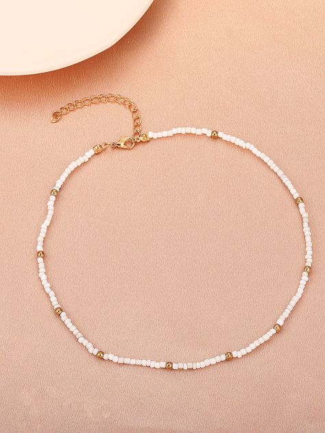 Minimalist Beads Jewelry, Minimalistic Beaded Jewelry, White And Gold Beaded Necklace, Beachy Jewelry Necklaces, Preppy Necklaces Beaded, Minimalist Beaded Necklace, White Necklace For Summer, Beaded Necklace Ideas Handmade, Simple Beads Necklace