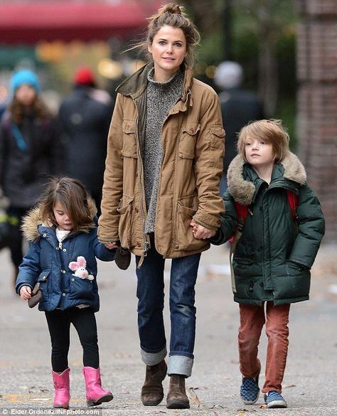 Kerri Russell led her children on an outing to pick up bagels for breakfast on an outing near her Brooklyn home 2014. Kerri Russell Style 2023, Brooklyn Fashion Street Style, Granola Chic, Kerry Russell, Kerri Russell, Keri Russell Style, Jj Style, Wide Smile, Outdoorsy Style