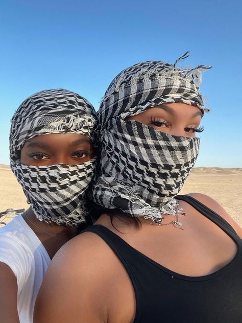 Dessert Safari Dubai Outfit, Asia Core, Hair Wrap Ideas, What To Wear In Dubai, Dubai Outfits Ideas, Dessert Safari, Desert Photoshoot Ideas, Dubai Outfit, Arab Scarf