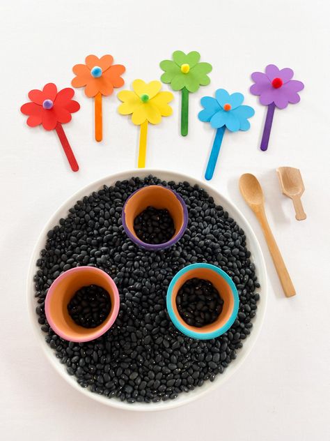 Easy spring flower craft and sensory play for kids Flower Sensory, Flowers From Paper, Messy Play Activities, Fun For Toddlers, Spring Flower Crafts, Daisy Theme, Play For Kids, Making Baskets, Play Activity