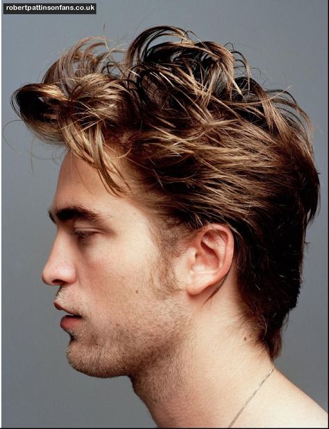 Robert Pattinson, handsome from every angle Robert Pattinson Hairstyle, New Mens Haircuts, Motorcycle Hairstyles, Robert Pattinson Twilight, Rob Pattinson, Celebrity Photographers, Athletic Hairstyles, Edward Cullen, Wedding Hairstyles Updo